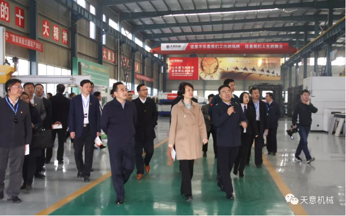 濟(jì)寧市委常委、組織部部長(zhǎng)孔凡萍帶領(lǐng)全市“兩新”組織黨建工作現(xiàn)場(chǎng)觀摩團(tuán)蒞臨天意機(jī)械調(diào)研指導(dǎo)