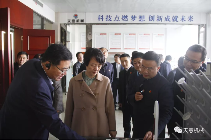 濟(jì)寧市委常委、組織部部長(zhǎng)孔凡萍帶領(lǐng)全市“兩新”組織黨建工作現(xiàn)場(chǎng)觀摩團(tuán)蒞臨天意機(jī)械調(diào)研指導(dǎo)