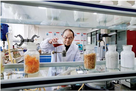 聘用高?？萍既藛T做技術(shù)顧問（王勉勵 / 攝影）